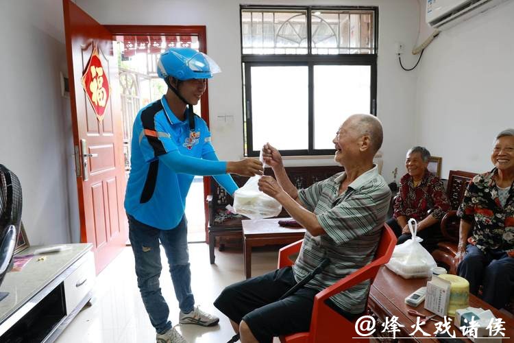 新春走基层|助老送餐骑手:送完年前最后一餐,初五就回来 新春走基层|助老送餐骑手:送完年前最后一餐,初五就回来